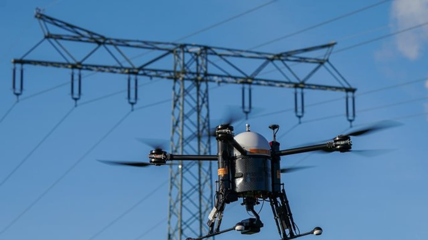 Der Stromnetzbetreiber Mitnetz (Mitteldeutsche Netzgesellschaft Strom mbH) testet eine automatisierte Drohne für Kontrollflüge an Hochspannungsleitungen in Gaulis, südlich von Leipzig.