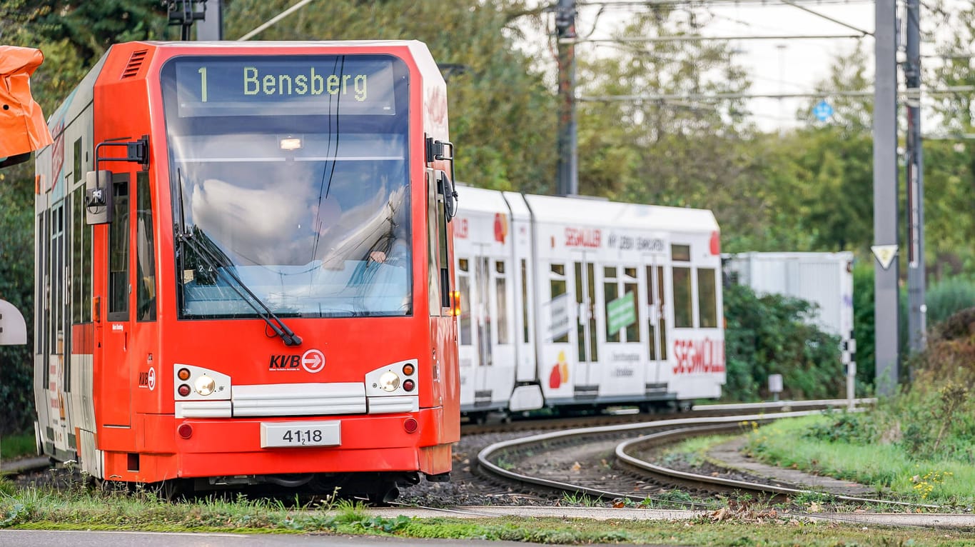 Eine Straßenbahn der Linie 1 der KVB: In Köln ist es zu einem tragischen Unfall mit einer Bahn gekommen.