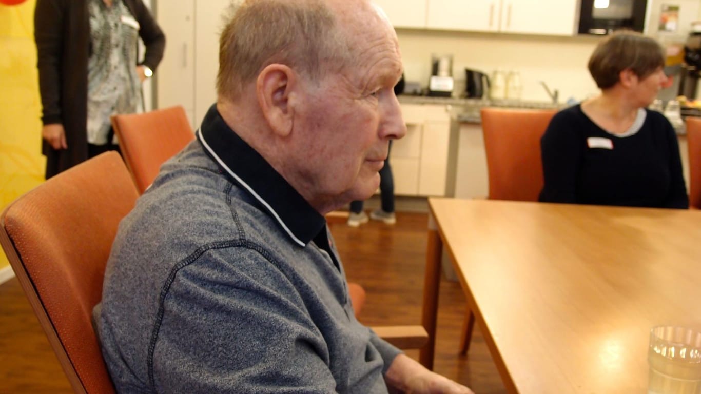 Karl-Heinz Kunkel (83) nimmt auch im hohen Alter und trotz seiner Demenzerkrankung am täglichen Leben der Hausgemeinschaft teil.