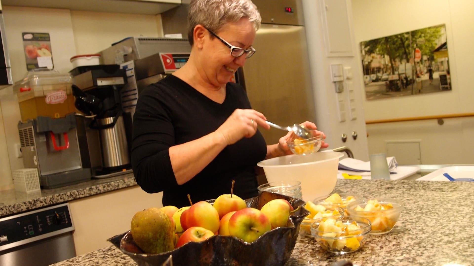 Präsenzkraft Karin Otten kümmert sich um den Nachtisch.