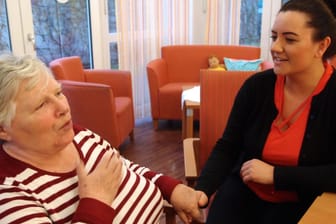 Eine Pflegekraft spricht mit der Bewohnerin einer Senioren-Hausgemeinschaft in Köln: Ingrid Weißkopf (79) erzählt Pflegekraft Halma Dipa, was ihr heute auf der Seele liegt.
