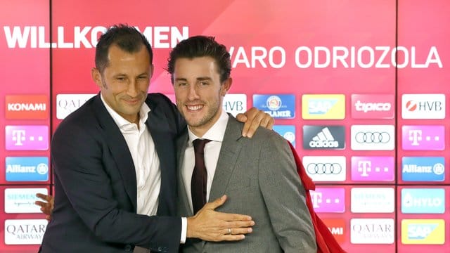 Bayern-Sportdirektor Hasan Salihamidzic (l) präsentiert den Neuzugang Álvaro Odriozola. Bayern-Sportdirektor Hasan Salihamidzic (l) präsentiert den Neuzugang Álvaro Odriozola.