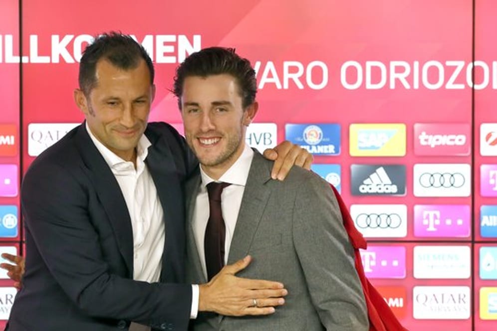 Bayern-Sportdirektor Hasan Salihamidzic (l) präsentiert den Neuzugang Álvaro Odriozola.