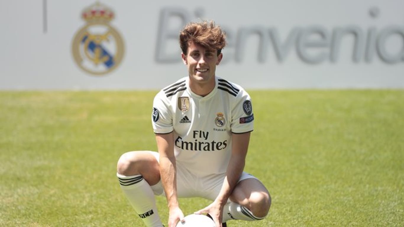 Álvaro Odriozola: Der Abwehrspieler hockt in einem Stadion auf dem Rasen.