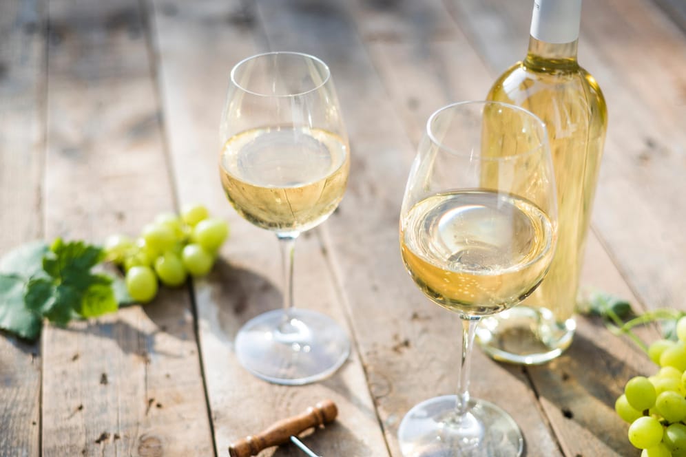 Wasser-Wein-Gemisch: Eine Weinschorle schmeckt gekühlt besonders gut.