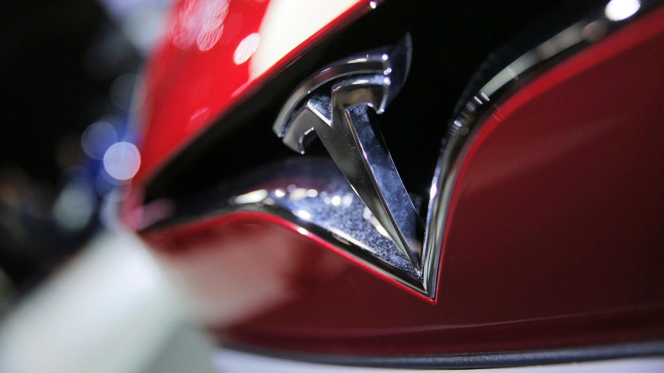 Das Logo des US-Autobauers Tesla: Eine Seniorin ist in Nortorf (Kreis Rendsburg-Eckernförde) mit einem Tesla in einen Baumarkt gekracht. Die Staatsanwaltschaft prüft nun, wie es dazu kommen konnte.