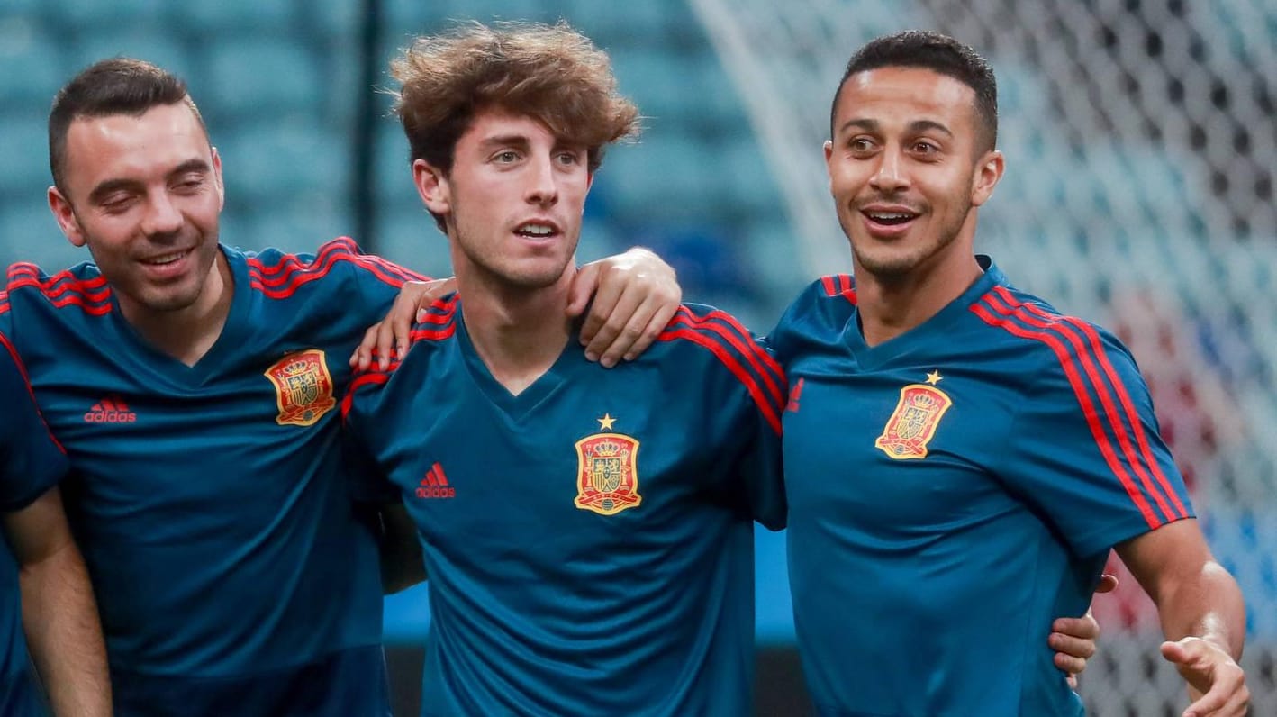 Alvaro Odriozola (m.): Mit Thiago (r.) hat der Außenverteidiger schon zusammen gespielt.