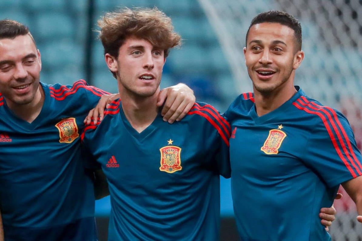 Alvaro Odriozola (m.): Mit Thiago (r.) hat der Außenverteidiger schon zusammen gespielt.