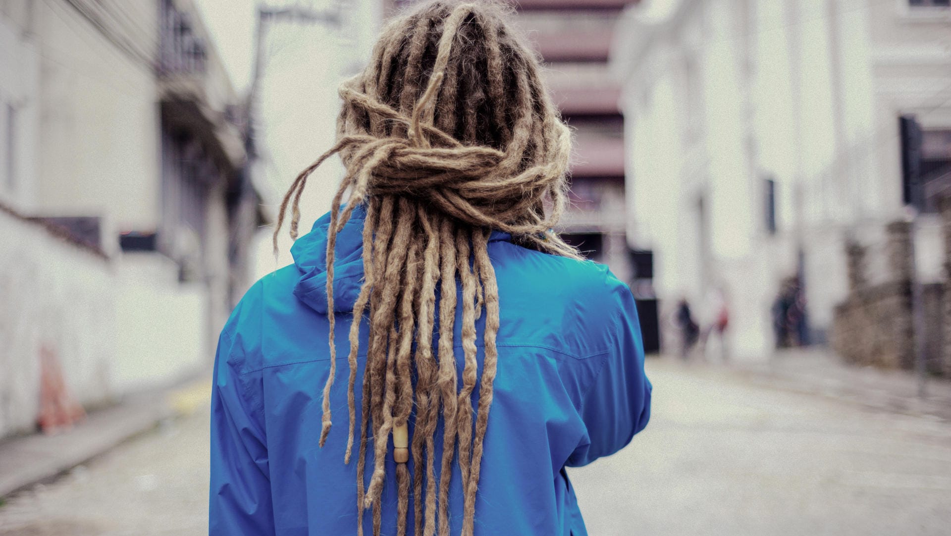 Mann mit langen Dreadlocks: In den USA hat eine Schule einen Jugendlichen wegen angeblich zu langer Dreadlocks sanktioniert.