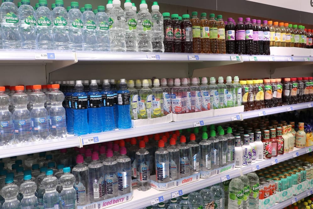 Pfandflaschen: Supermärkte zeichnen Preise für Getränke bisher getrennt vom zusätzlichen Pfandpreis aus.