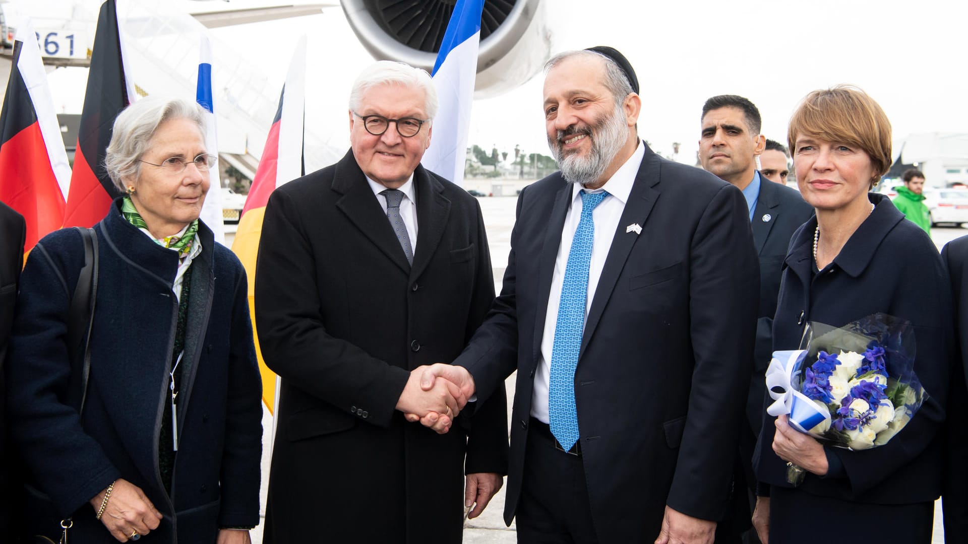Bundespräsident Frank-Walter Steinmeier und seine Frau kommen auf dem Flughafen Ben Gurion an und werden dort von der deutschen Botschafterin in Israel, Susanne Wasum-Rainerund, und Israels Innenminister, Arie Deri, begrüßt. Bundespräsident Frank-Walter Steinmeier und seine Frau kommen auf dem Flughafen Ben Gurion an und werden dort von der deutschen Botschafterin in Israel, Susanne Wasum-Rainerund, und Israels Innenminister, Arie Deri, begrüßt.