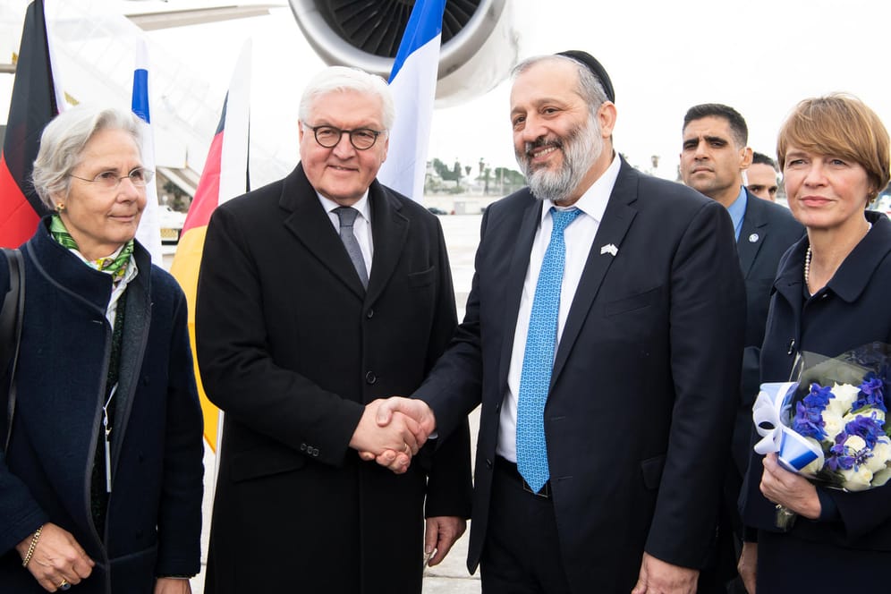 Bundespräsident Frank-Walter Steinmeier und seine Frau kommen auf dem Flughafen Ben Gurion an und werden dort von der deutschen Botschafterin in Israel, Susanne Wasum-Rainerund, und Israels Innenminister, Arie Deri, begrüßt.