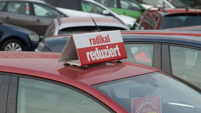 Warten auf neue Besitzer: Manche Modelle sind schon als Neuwagen wahre Mauerblümchen, können aber dann als Gebrauchte zum Schnäppchen werden. Warten auf neue Besitzer: Manche Modelle sind schon als Neuwagen wahre Mauerblümchen, können aber dann als Gebrauchte zum Schnäppchen werden.