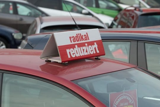 Warten auf neue Besitzer: Manche Modelle sind schon als Neuwagen wahre Mauerblümchen, können aber dann als Gebrauchte zum Schnäppchen werden.