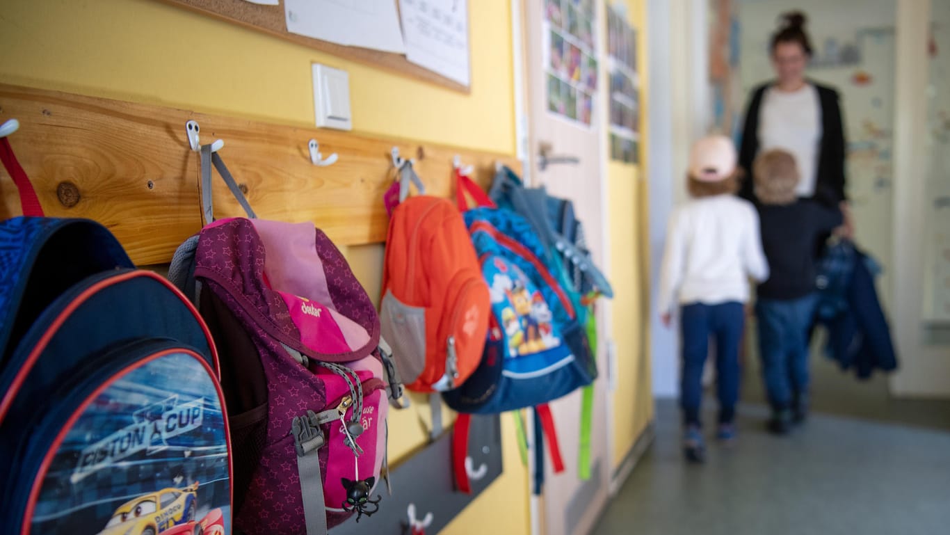 Kinderrucksäcke hängen in einem Kindergarten (Symbolbild): Trotz frühzeitiger Bemühungen hat eine Pankowerin keinen Kitaplatz für ihr Kind gefunden.