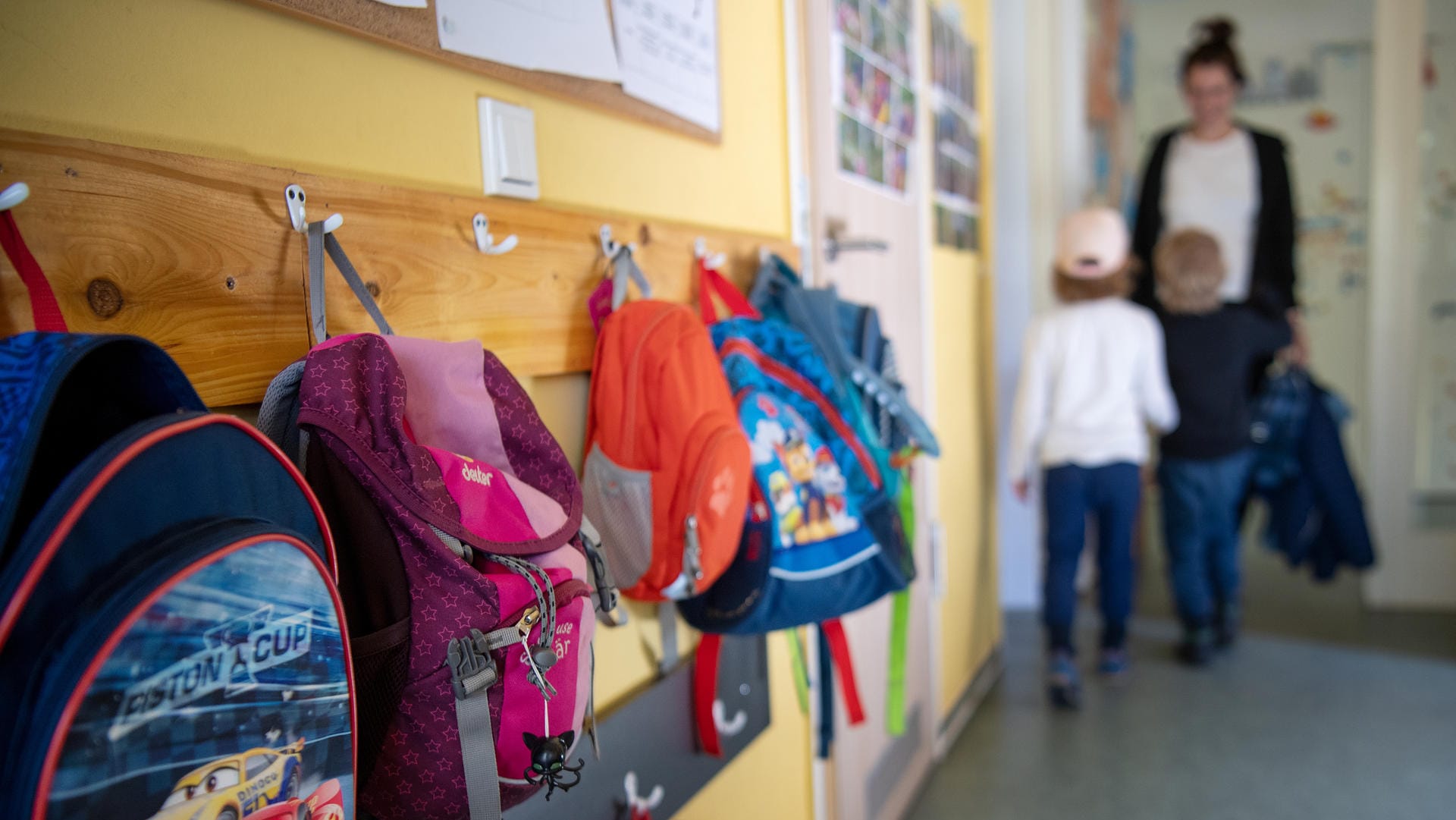Kinderrucksäcke hängen in einem Kindergarten (Symbolbild): Trotz frühzeitiger Bemühungen hat eine Pankowerin keinen Kitaplatz für ihr Kind gefunden. Kinderrucksäcke hängen in einem Kindergarten (Symbolbild): Trotz frühzeitiger Bemühungen hat eine Pankowerin keinen Kitaplatz für ihr Kind gefunden.