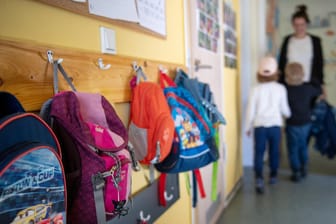 Kinderrucksäcke hängen in einem Kindergarten (Symbolbild): Trotz frühzeitiger Bemühungen hat eine Pankowerin keinen Kitaplatz für ihr Kind gefunden.