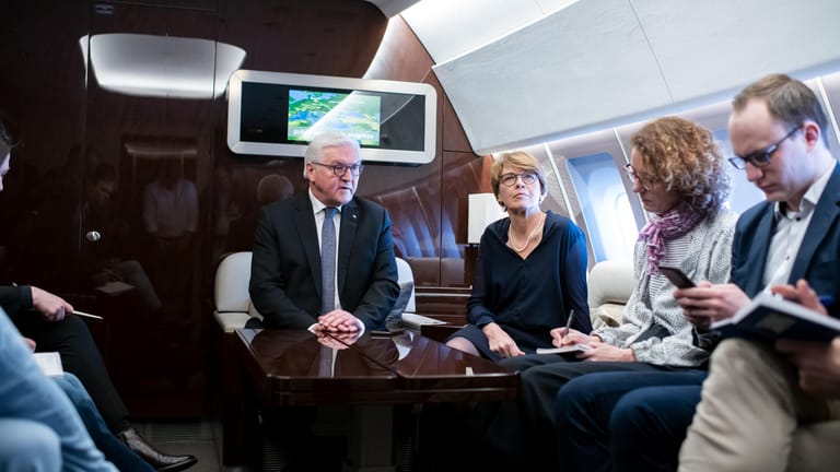 Bundespräsident Frank-Walter Steinmeier und seine Frau Elke Büdenbender sprechen auf dem Flug von Berlin nach Tel Aviv mit mitreisenden Journalisten.