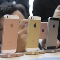 Das erste iPhone SE bei seiner Vorstellung in der Apple-Zentrale: Im März könnte der Nachfolger erscheinen.