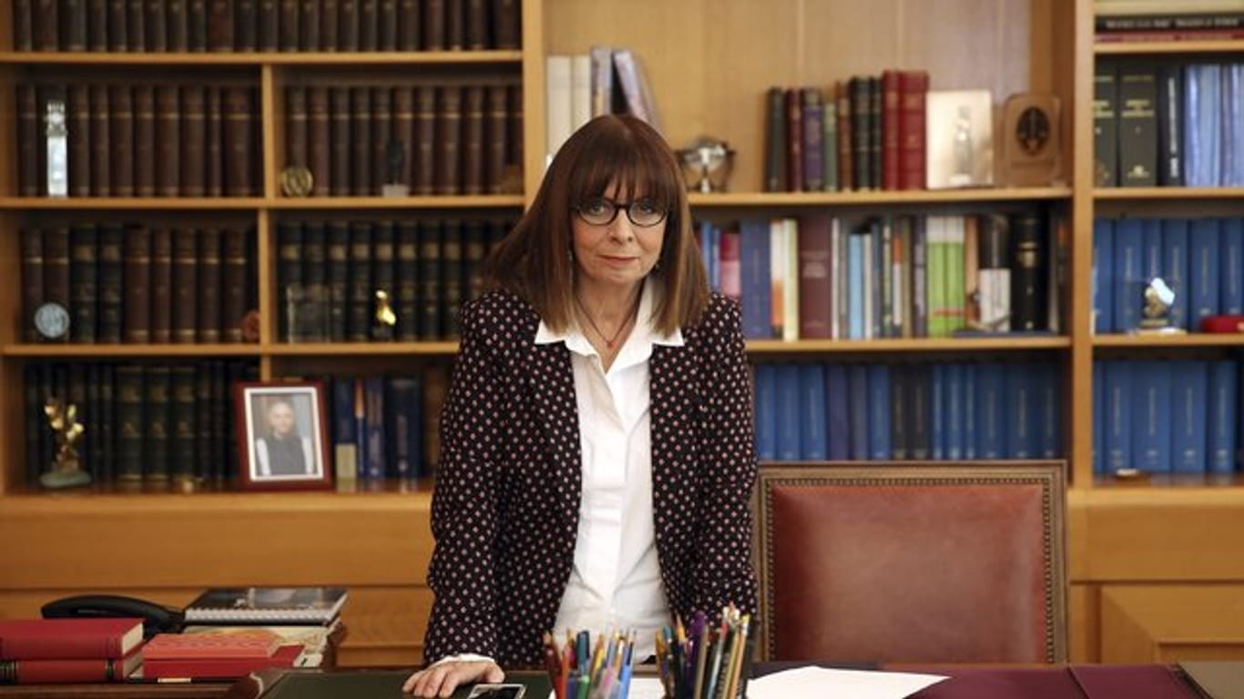 Die 63-jährige Juristin Ekaterini Sakellaropoulou wurde mit großer Mehrheit zur neuen Staatspräsidentin Griechenlands gewählt.