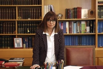 Die 63-jährige Juristin Ekaterini Sakellaropoulou wurde mit großer Mehrheit zur neuen Staatspräsidentin Griechenlands gewählt.