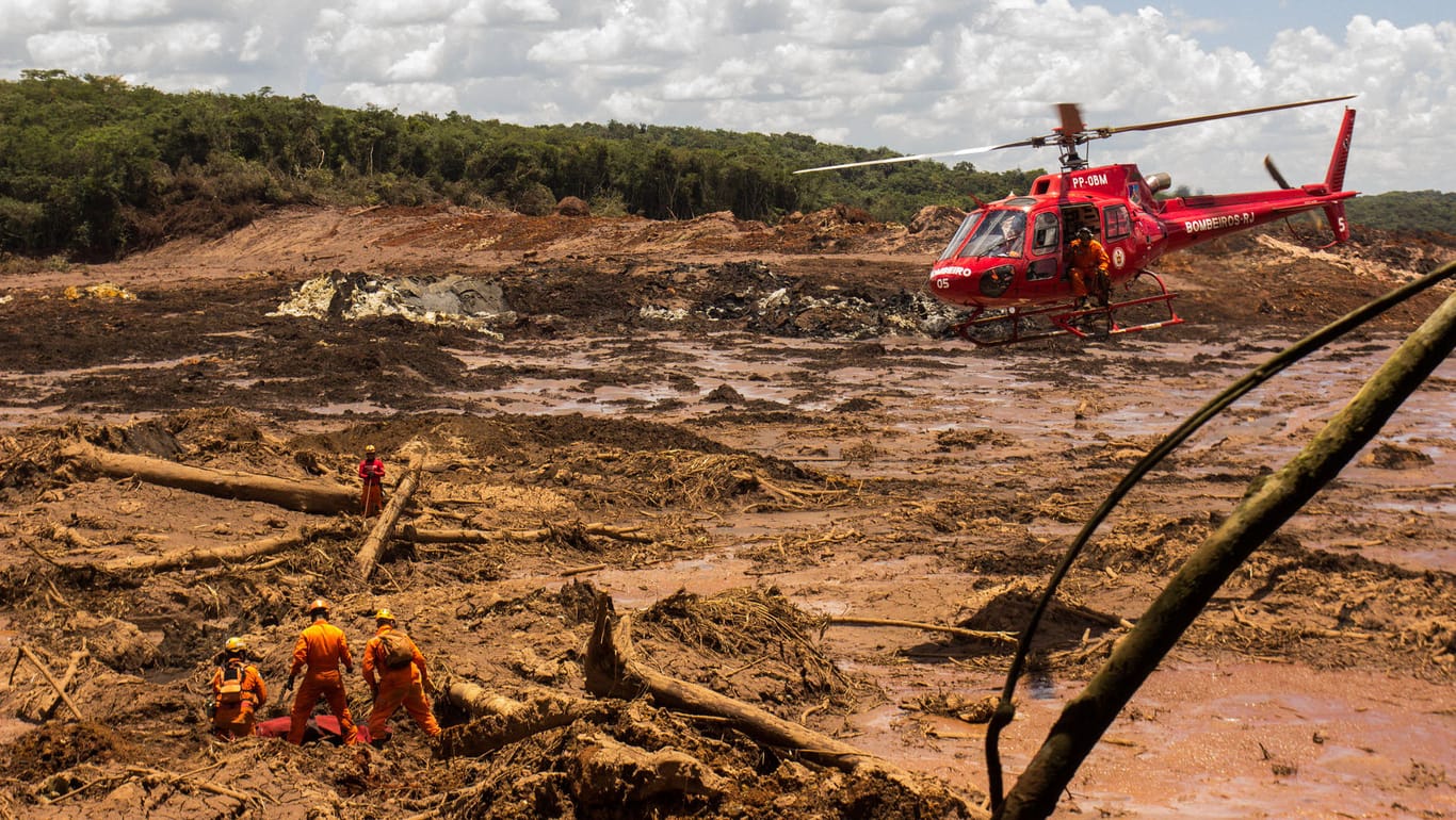 Unglück in Brasilien: Nach dem Dammbruch suchen Rettungsmannschaften im giftigen Schlamm nach Opfern.