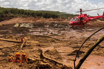 Unglück in Brasilien: Nach dem Dammbruch suchen Rettungsmannschaften im giftigen Schlamm nach Opfern.