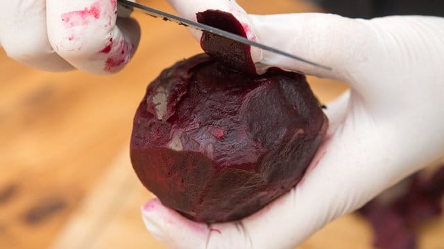 Die Färbekraft von Rote Bete lässt sich auch nutzen, um etwa Teig zu färben. Die Färbekraft von Rote Bete lässt sich auch nutzen, um etwa Teig zu färben.