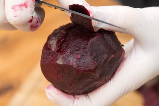 Die Färbekraft von Rote Bete lässt sich auch nutzen, um etwa Teig zu färben.