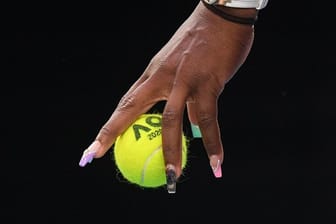 Fällt mit ihren extravaganten Fingernägeln auf: Auf dem Ringfinger (M) trägt Serena Williams einen Koala.