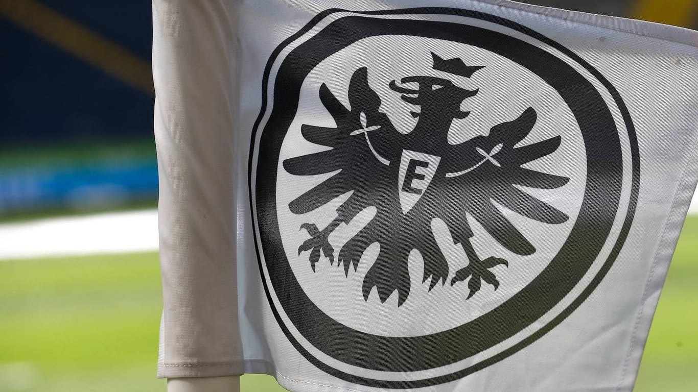 Eine Fahne der Eintracht Frankfurt (Symbolbild): Der Verein trauert um einen langjährigen Freund und Mitarbeiter.