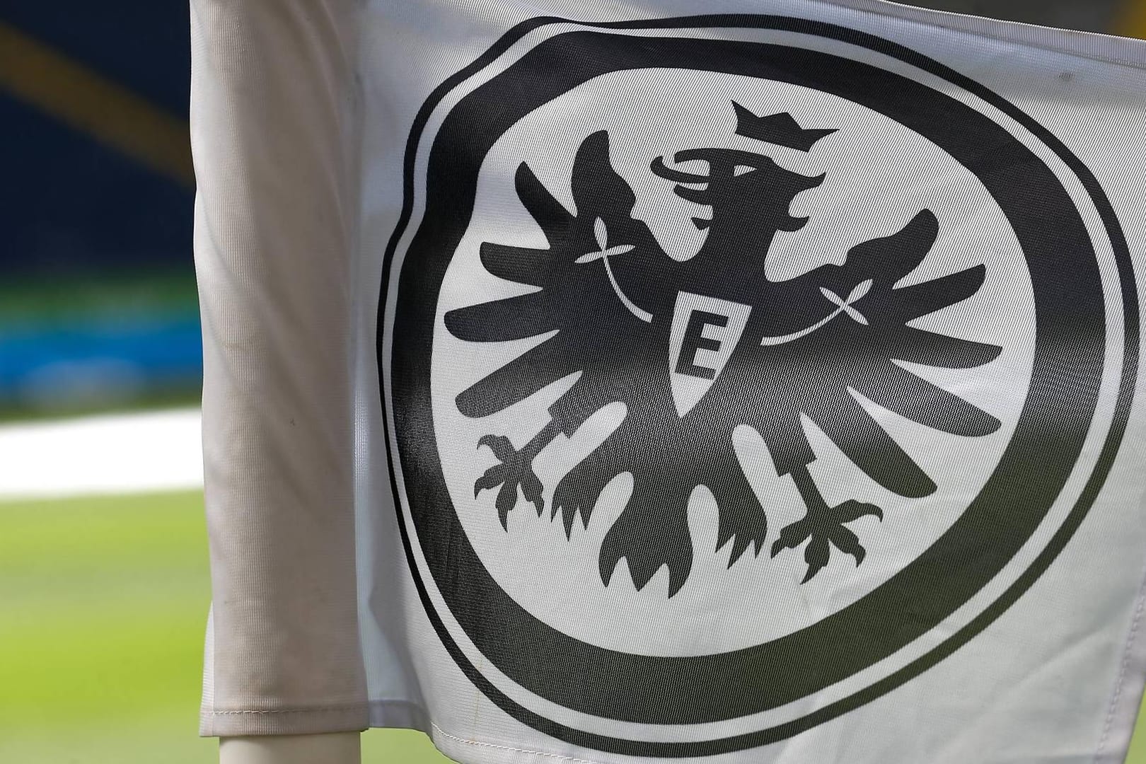 Eine Fahne der Eintracht Frankfurt (Symbolbild): Der Verein trauert um einen langjährigen Freund und Mitarbeiter.