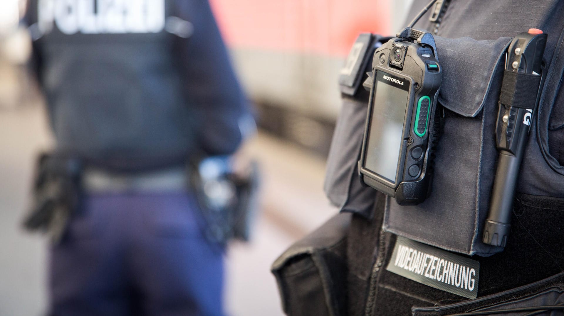 Ein Polizist mit Bodycam: Auch in Wolfsburg soll die Videoaufzeichnung durch Bodycams flächendeckend eingeführt werden.