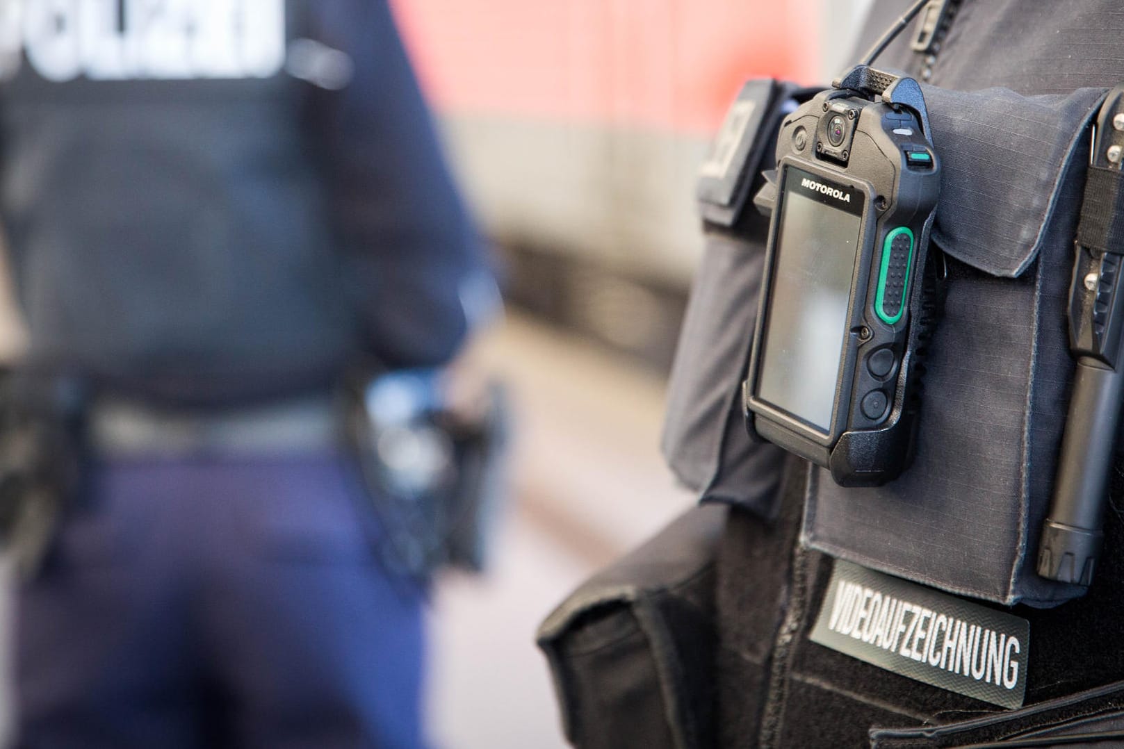 Ein Polizist mit Bodycam: Auch in Wolfsburg soll die Videoaufzeichnung durch Bodycams flächendeckend eingeführt werden.