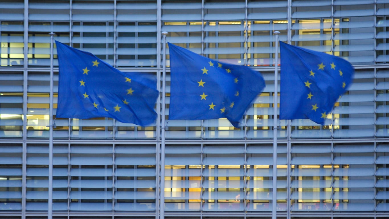 Drei EU-Flaggen: Schon im November 2017 entschied sich die EU, eine Staatsanwaltschaft errichten zu wollen, nun ist der Beschluss im Kabinett durch. (Symbolbild)