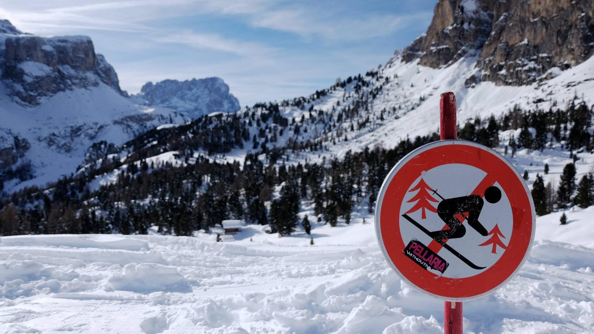 Ein Schild im Skigebiet Alta Badia in den Dolomiten Südtirol weist auf das Ende des gesicherten Sk Ein Schild im Skigebiet Alta Badia in den Dolomiten Südtirol weist auf das Ende des gesicherten Sk