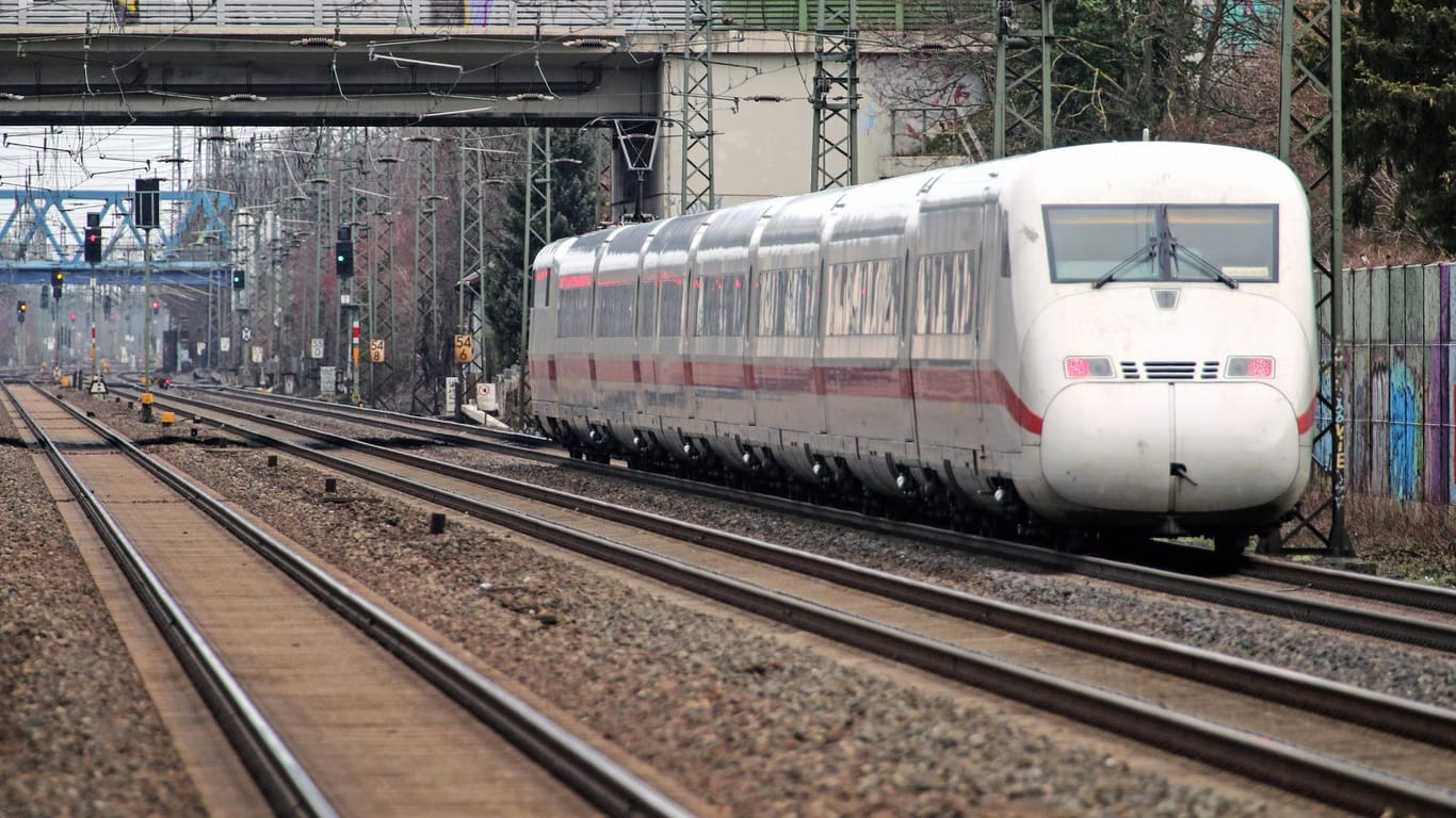 Ein ICE auf Gleisen: Auf der Fahrt Richtung Köln ist ein ICE im Rhein-Main-Gebiet stehen geblieben.