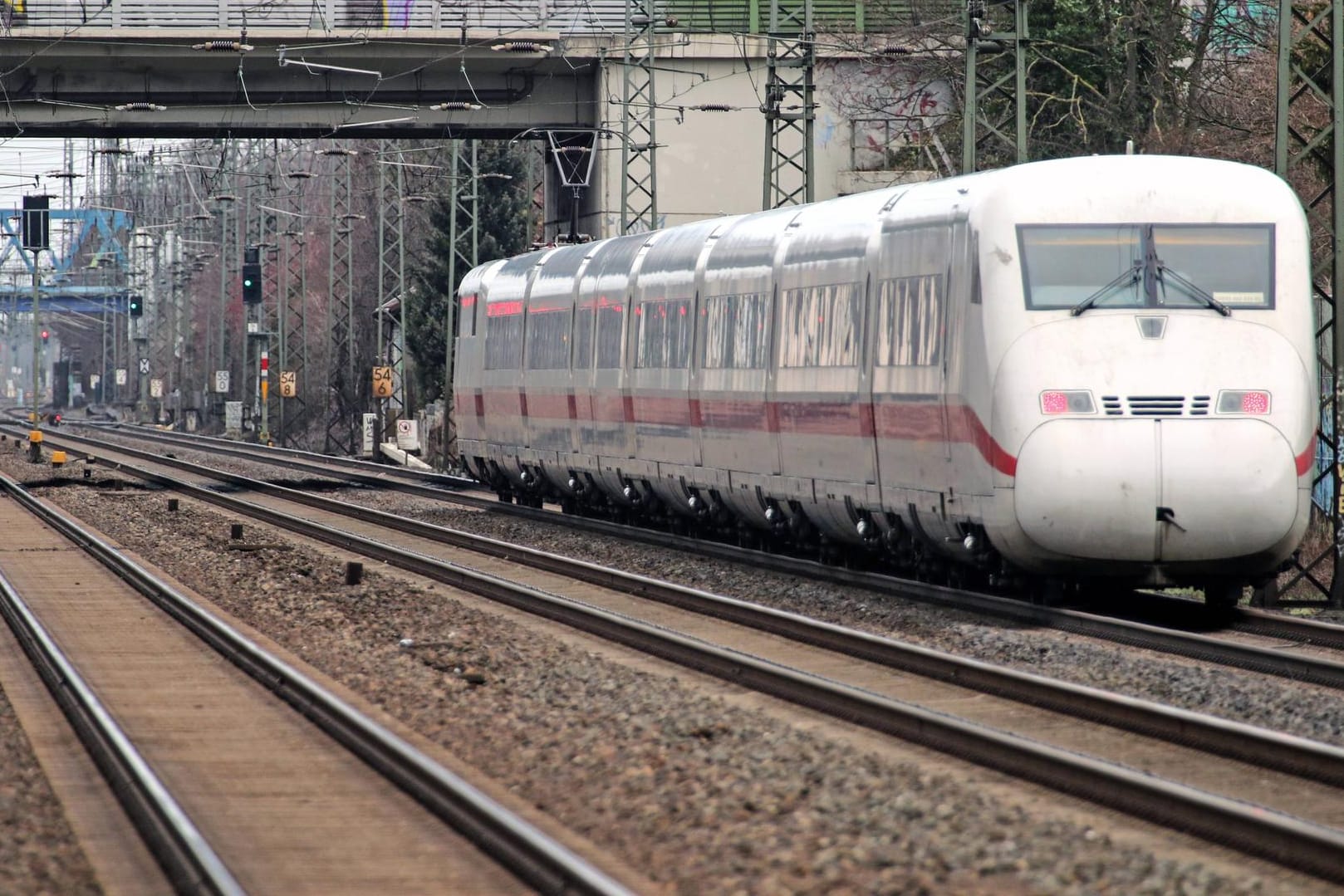 Ein ICE auf Gleisen: Auf der Fahrt Richtung Köln ist ein ICE im Rhein-Main-Gebiet stehen geblieben.