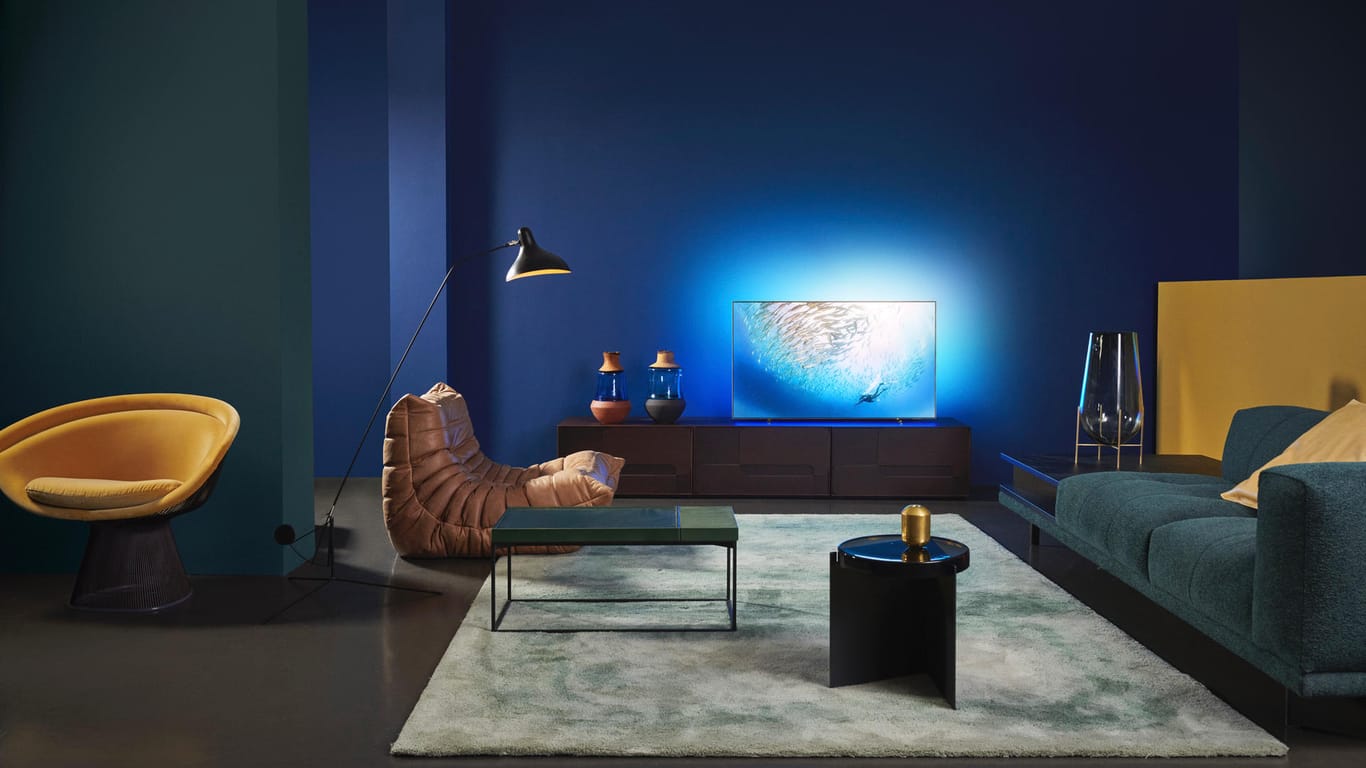 Der OLED805 mit Ambilight: Philips betont, dass die Fernseher vor allem in dunklen Räumen ihre Wirkung entfalten.