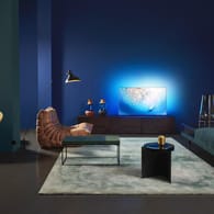 Der OLED805 mit Ambilight: Philips betont, dass die Fernseher vor allem in dunklen Räumen ihre Wirkung entfalten.