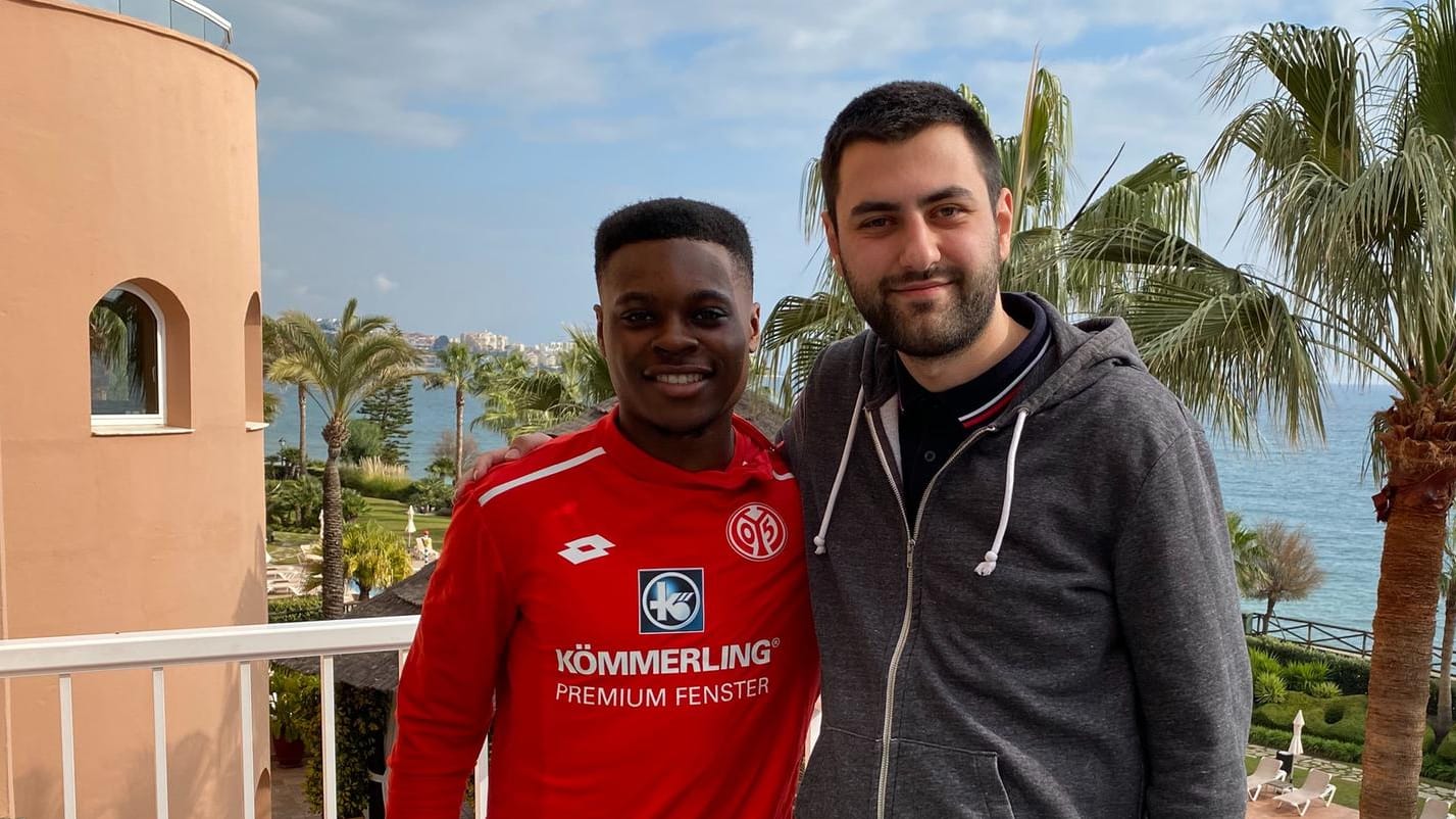 Ridle Baku (l.) mit t-online.de-Reporter Dominik Sliskovic im Mainzer Mannschaftshotel beim Trainingslager in Estepona/Spanien.