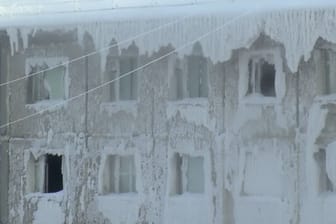 Wasserrohrbruch in Sibirien: In diesem zugeeistem Wohnblock verharren tatsächlich noch Familien.
