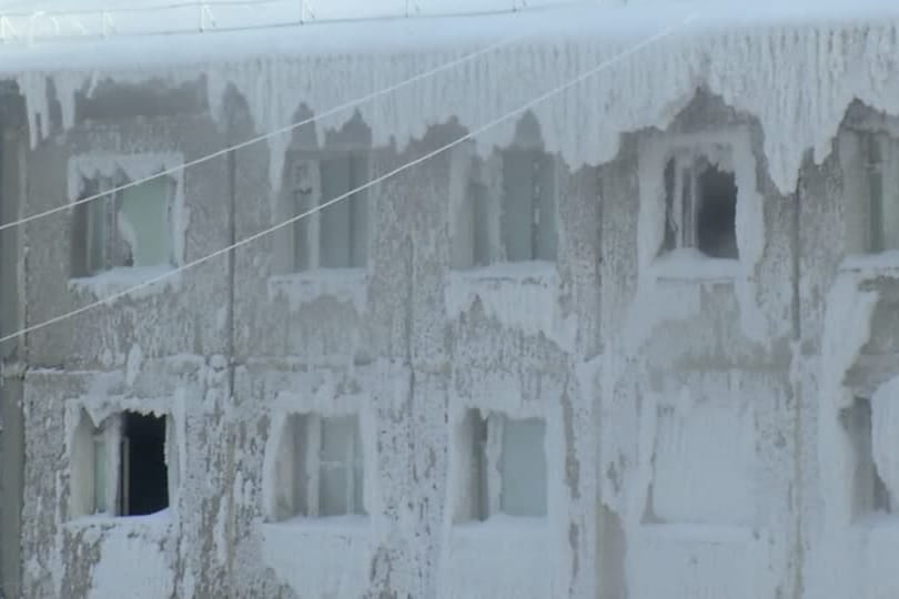 Wasserrohrbruch in Sibirien: In diesem zugeeistem Wohnblock verharren tatsächlich noch Familien.