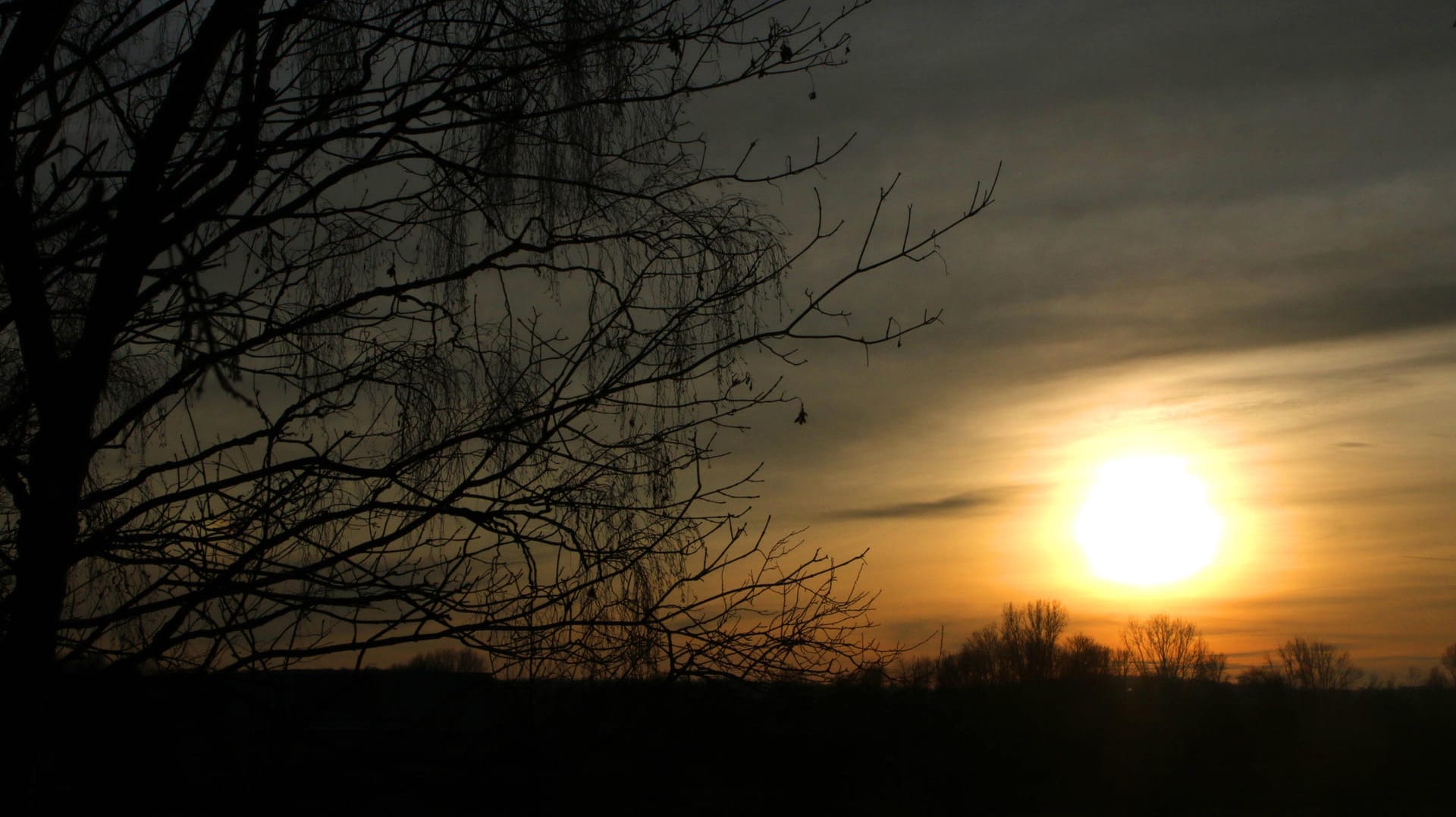 Die Sonne hängt zwischen Wolkenfeldern: Sonne im Süden, Wolken im Norden – diese Struktur zieht sich durch die restliche Woche. (Symbolbild)