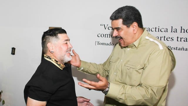 Verstehen sich: Venzuelas Präsident Nicolas Maduro (r) und Diego Maradona.