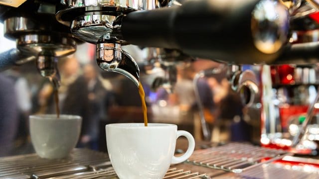 Der schwarz-braune Espresso wird in Italien meisterlich zubereitet.