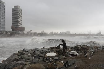 Sturmtief "Gloria" spült große Wellen an den Strand von Barcelona.