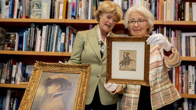 Kulturstaatsministerin Monika Grütters (CDU, l), Kulturstaatsministerin, gibt Francine Kahn, Großnichte des Kunstsammlers Armand Dorville, als NS-Raubkunst identifizierte Werke zurück. Kulturstaatsministerin Monika Grütters (CDU, l), Kulturstaatsministerin, gibt Francine Kahn, Großnichte des Kunstsammlers Armand Dorville, als NS-Raubkunst identifizierte Werke zurück.