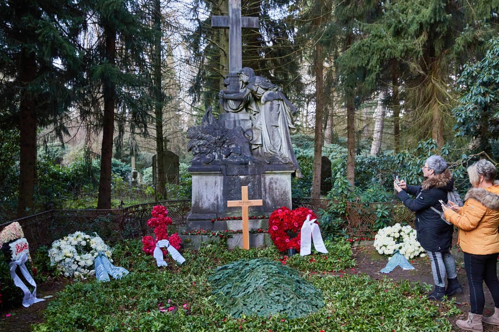 Zwei Frauen stehen am Grab von Jan Fedder: Dem Ohlsdorfer Friedhof wurde der Fanandrang zu viel.