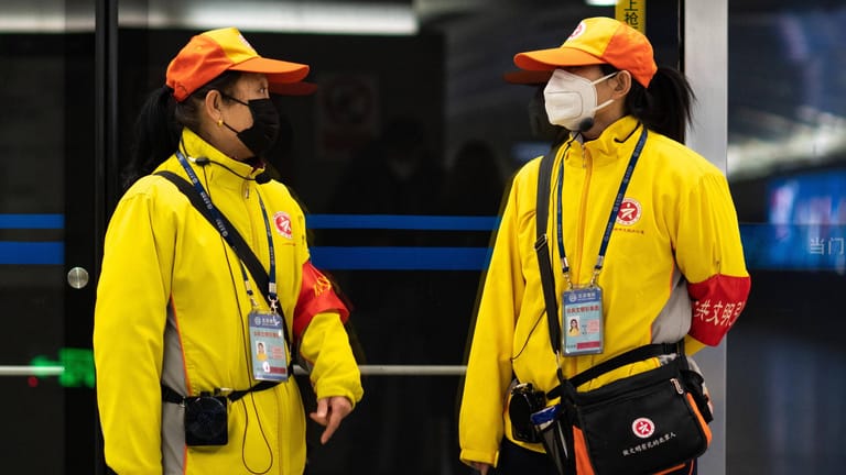 Schutz vor dem Coronavirus: Die Angestellten der Pekinger U-Bahn tragen Mundschutz.